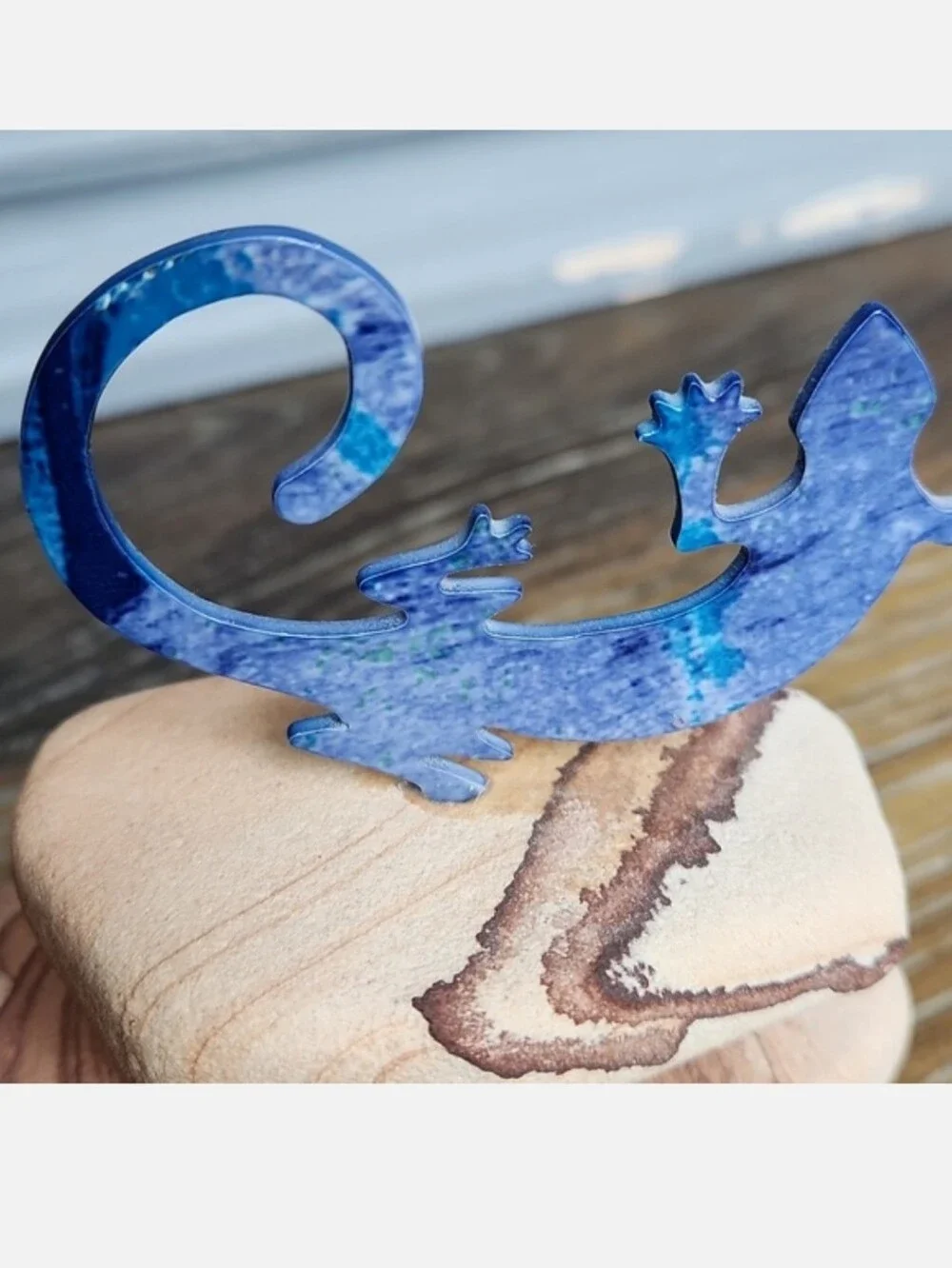 Lazart Blue Purple Metal Gecko Lizard on Brown Tan Rocks